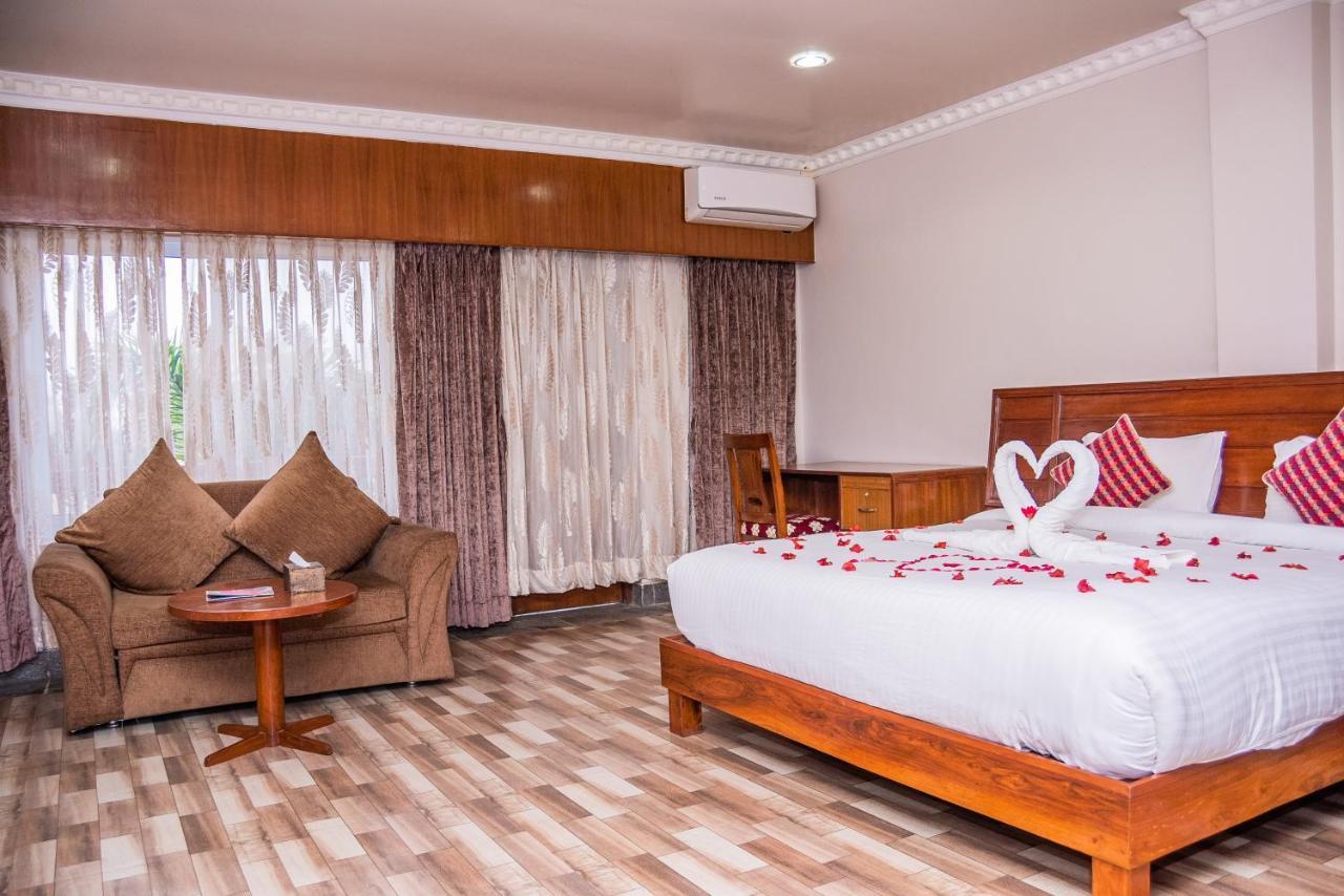 Hotel Earth Light Sauraha チトワン エクステリア 写真