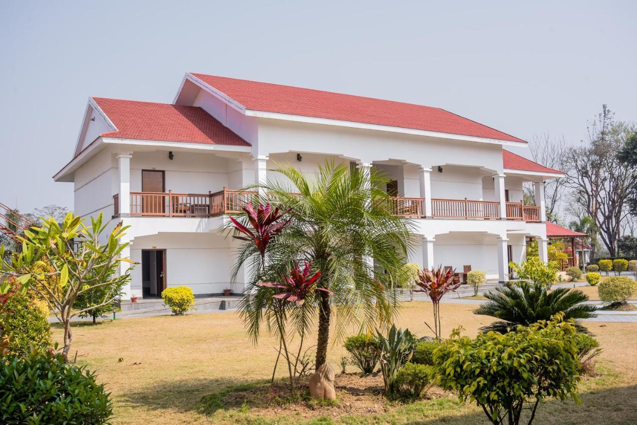 Hotel Earth Light Sauraha チトワン エクステリア 写真