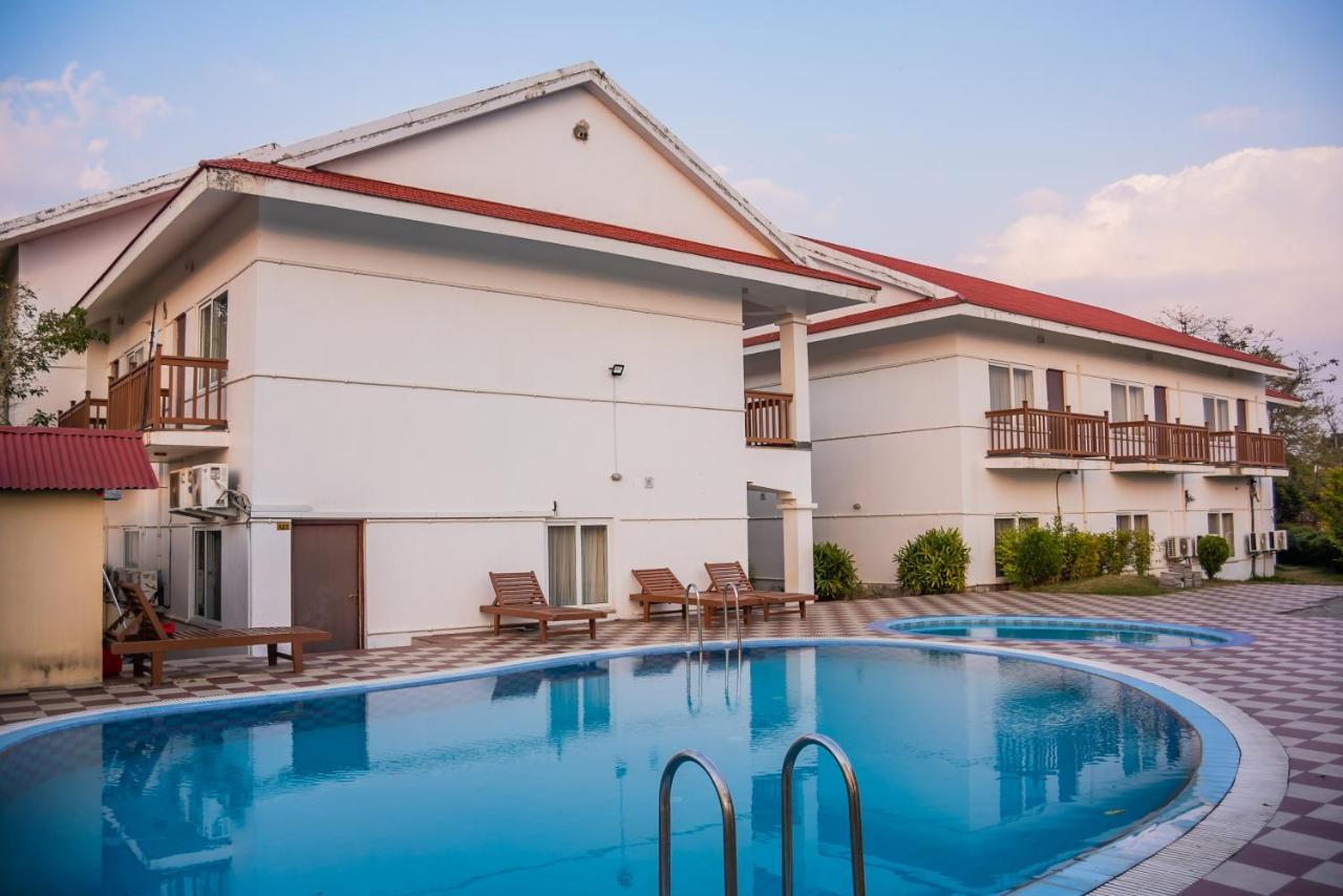Hotel Earth Light Sauraha チトワン エクステリア 写真