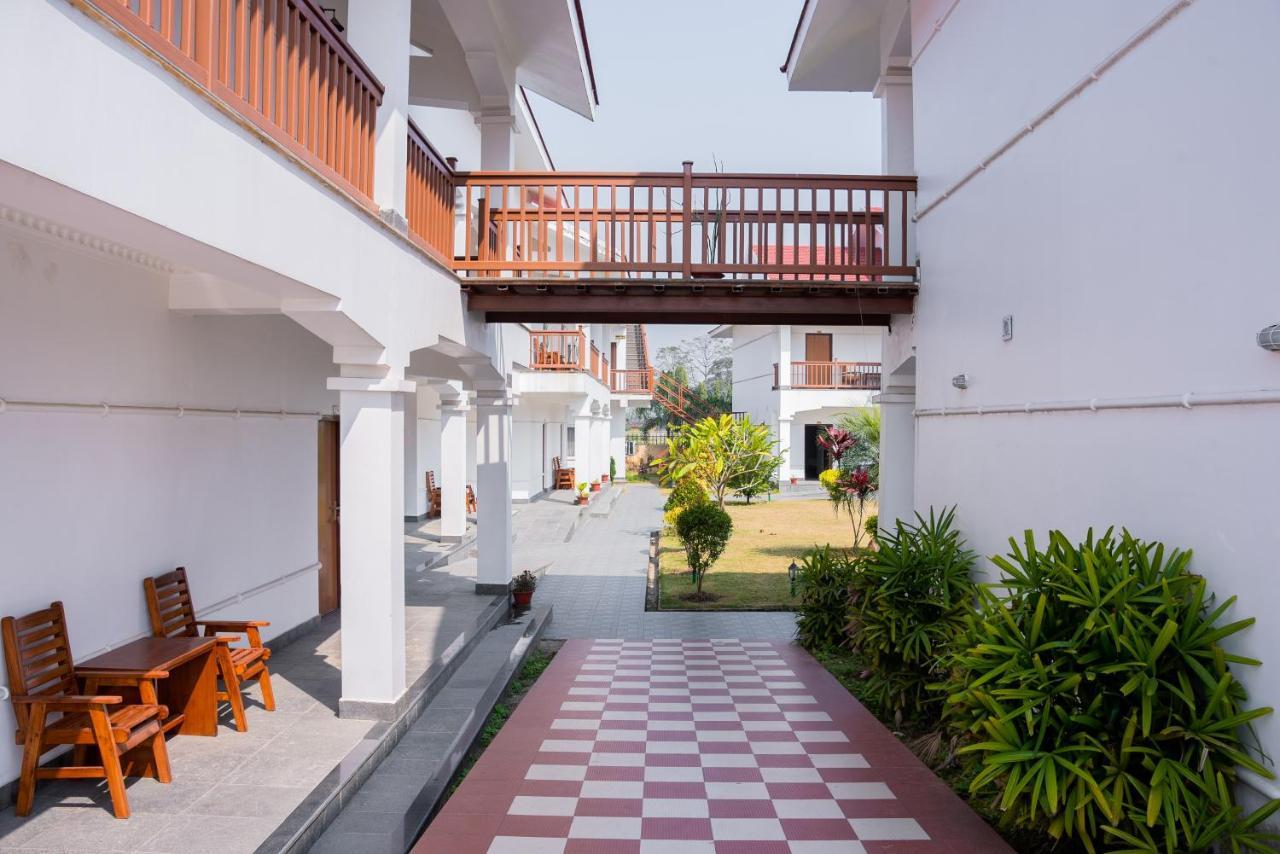 Hotel Earth Light Sauraha チトワン エクステリア 写真