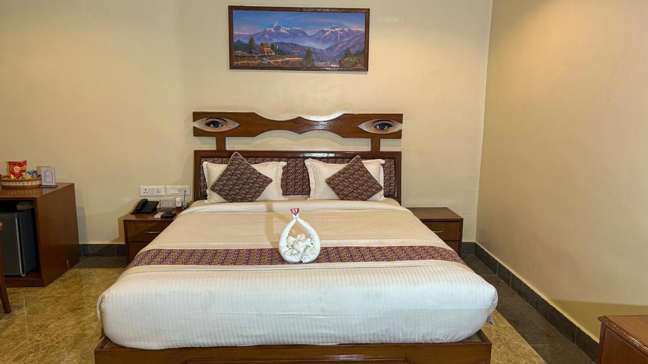 Hotel Earth Light Sauraha チトワン エクステリア 写真