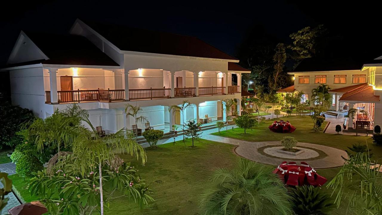 Hotel Earth Light Sauraha チトワン エクステリア 写真