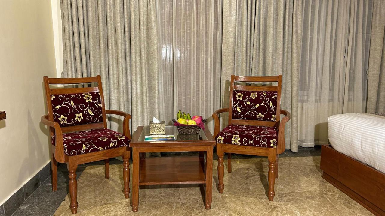 Hotel Earth Light Sauraha チトワン エクステリア 写真
