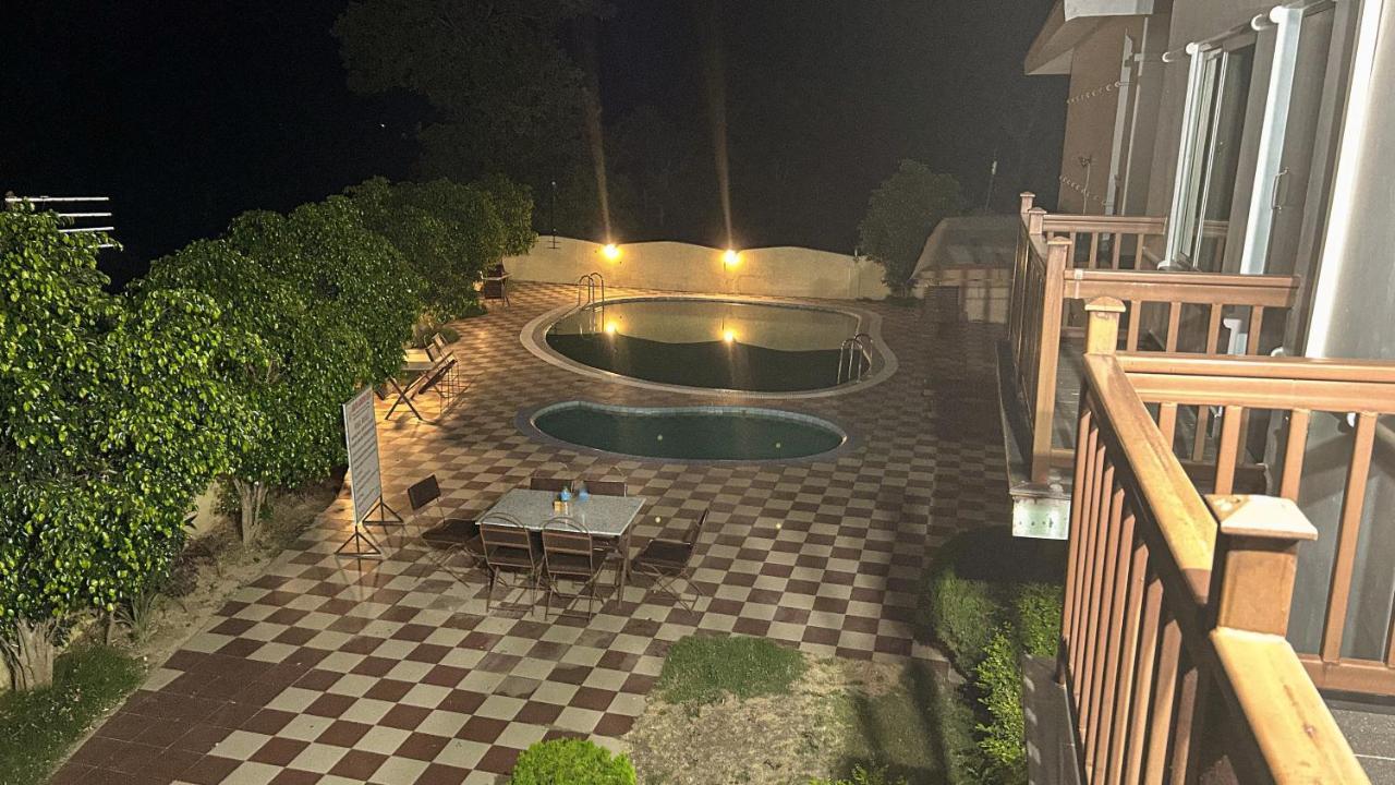 Hotel Earth Light Sauraha チトワン エクステリア 写真