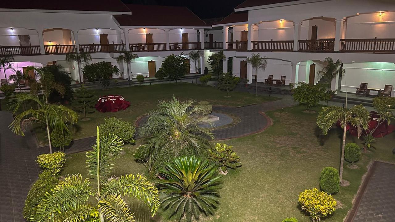 Hotel Earth Light Sauraha チトワン エクステリア 写真