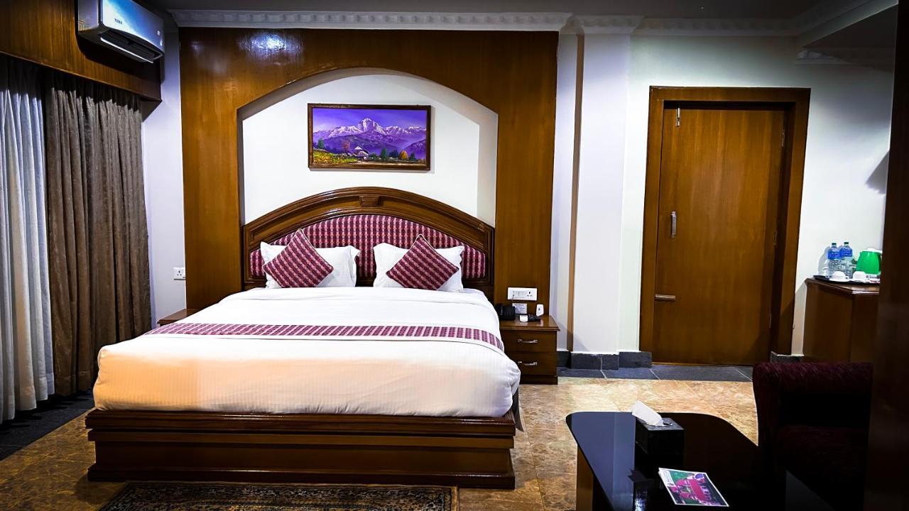 Hotel Earth Light Sauraha チトワン エクステリア 写真