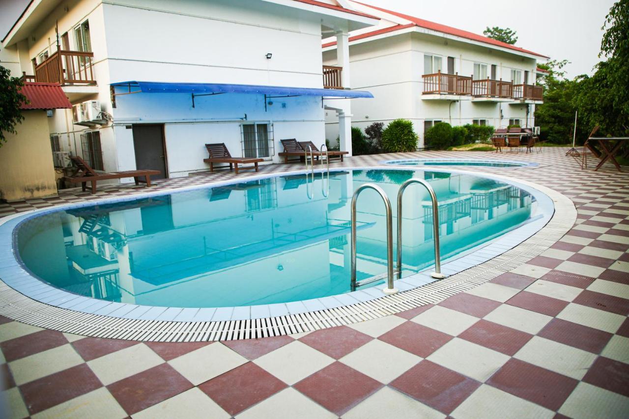 Hotel Earth Light Sauraha チトワン エクステリア 写真