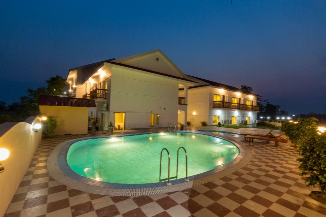 Hotel Earth Light Sauraha チトワン エクステリア 写真